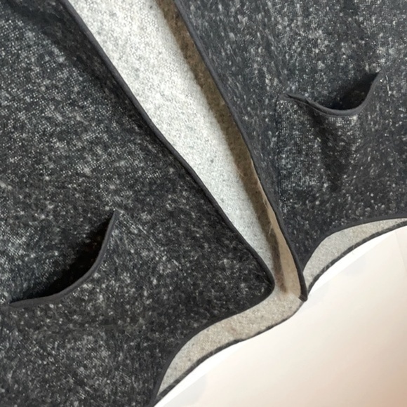 LOFT | Women’s Charcoal Gray / Black LOFT Hooded Poncho with Front Pockets - Picture 4 of 6